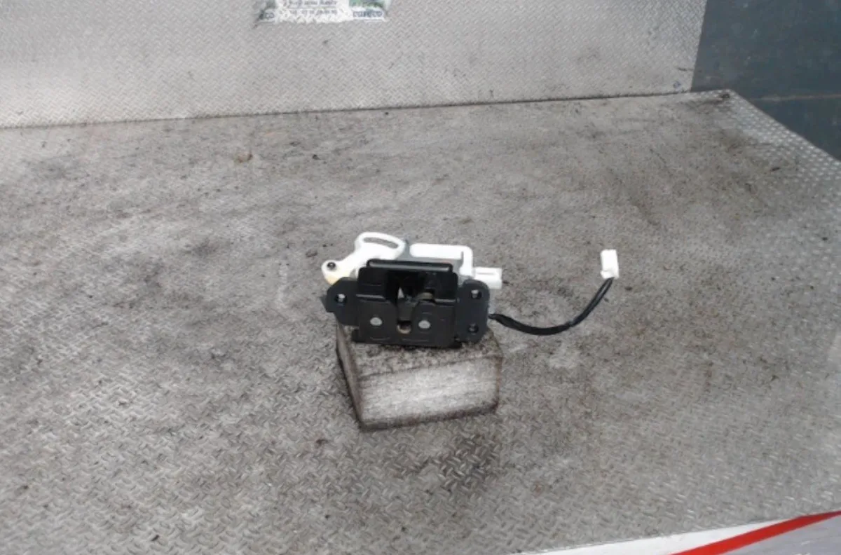 Moteur electrique de hayon-coffre MAZDA 5 1 5 1 PHASE 1 MONOSPACE occasion