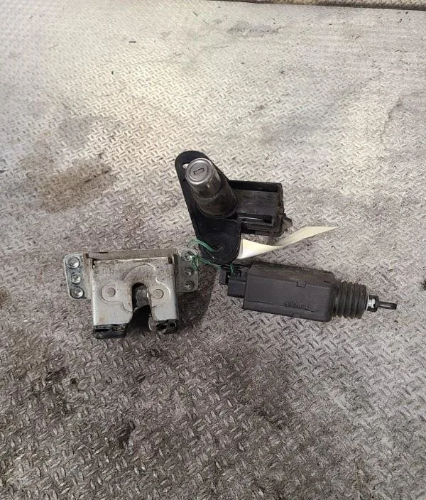 Moteur electrique de hayon-coffre Opel COMBO Tour 1.3 cdti 16v (2004-2011) occasion