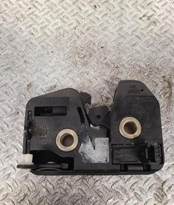 Moteur electrique de hayon-coffre Volkswagen POLO (6N2) 1.4 (1999-2001) 5 portes occasion