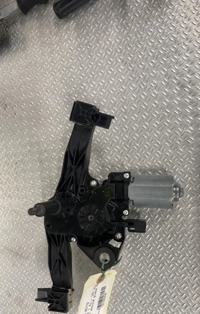 Moteur essuie-glace ar gauche Opel CORSA E (X15) 1.4 (08, 68) (2014) occasion