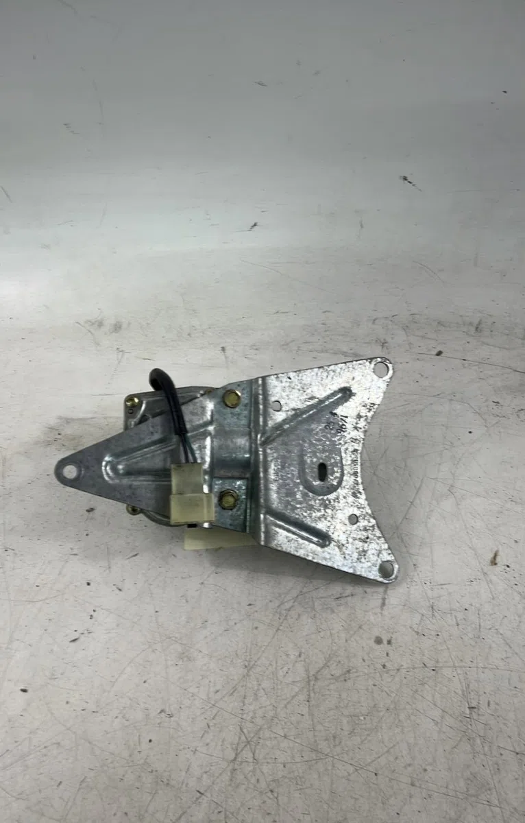 Moteur essuie-glace ar gauche Renault CLIO I (B-C57_, 5-357_) 1.9 d (b-c-s576, b-c-s57l) (1991-1998) occasion