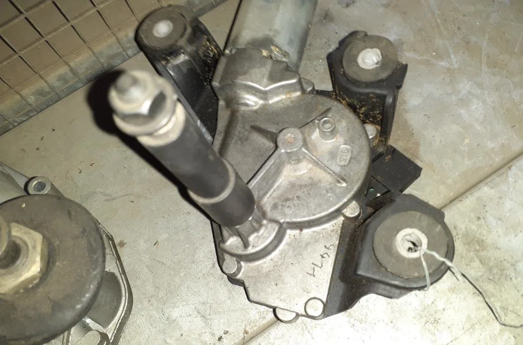 Moteur essuie-glace ar gauche Renault MEGANE III Grandtour (KZ0-1) 1.5 dci (kz1m, kz1w, kz0r) (2009) occasion