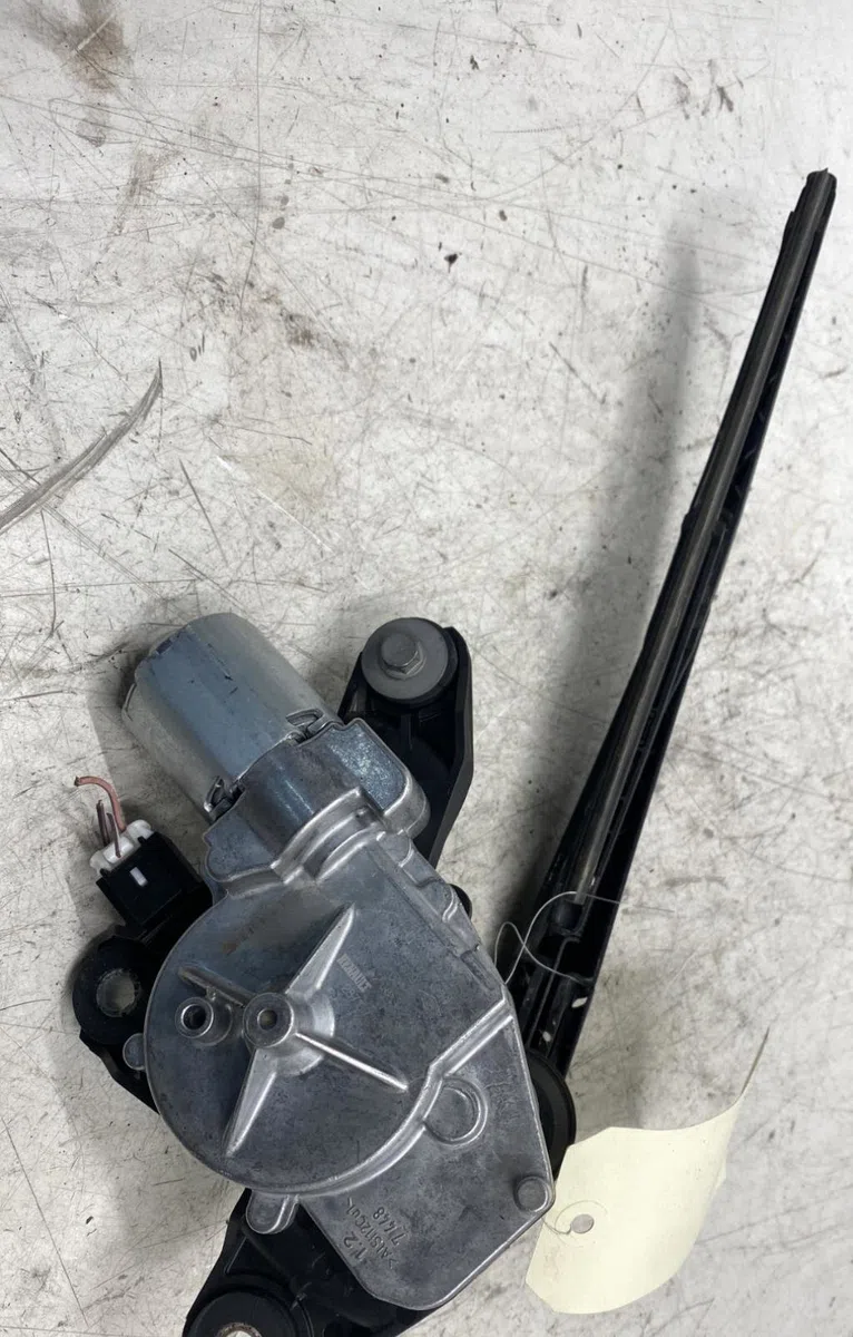 Moteur essuie-glace ar gauche Renault MEGANE IV 3-5 portes (B9A-M-N_) 1.5 blue dci 115 (b9a6) (2018) occasion
