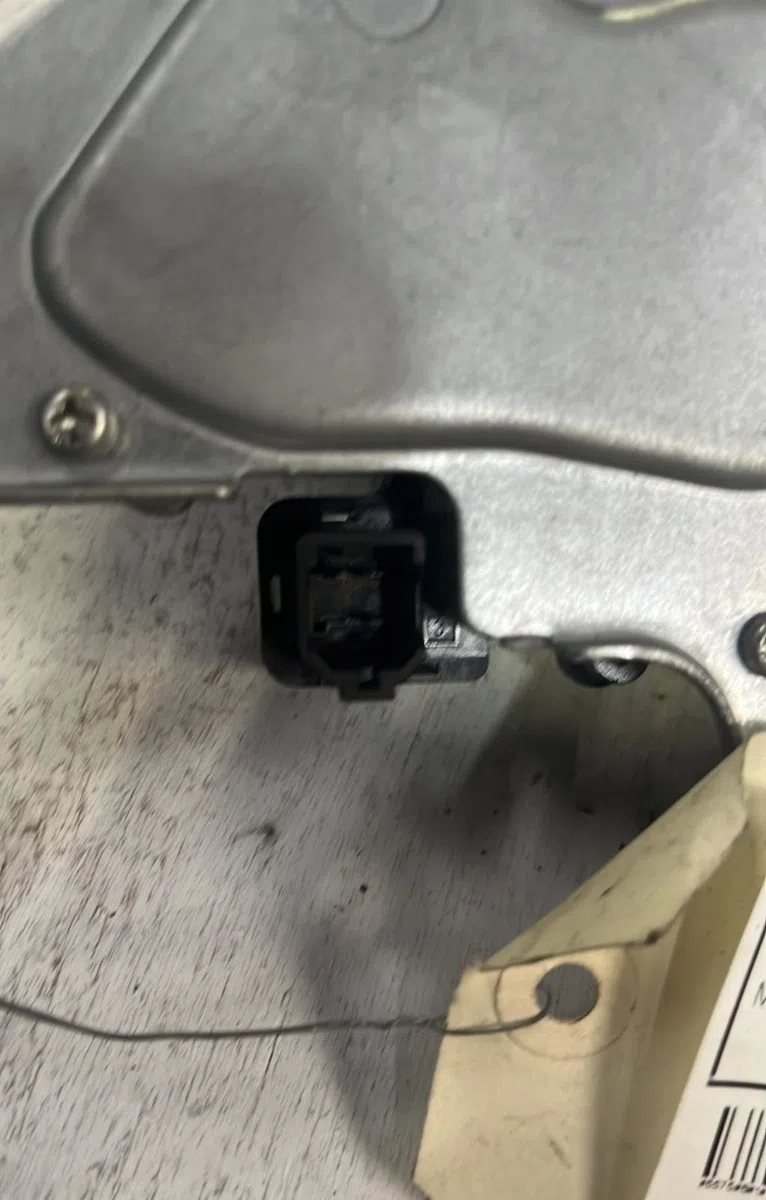 Moteur essuie-glace ar gauche Suzuki SWIFT III (MZ, EZ) 1.3 (rs 413) (2005) occasion