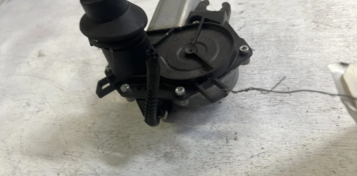 Moteur essuie-glace ar gauche Toyota AYGO (_B1_) 1.0 (kgb10_) (2005-2014) 5 portes occasion