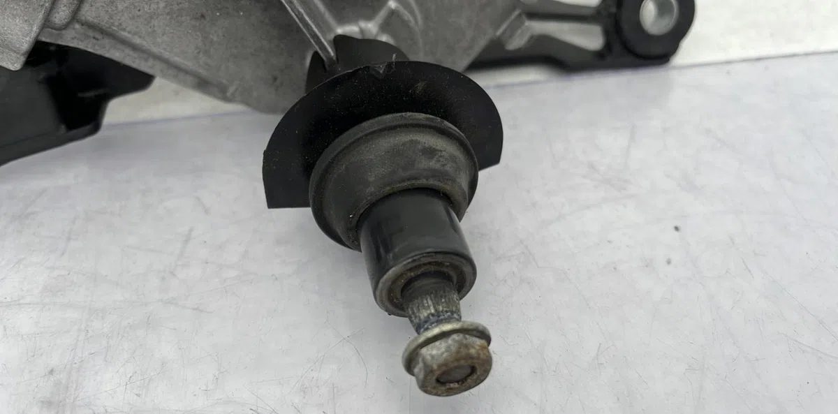 Moteur essuie-glace ar gauche TOYOTA YARIS 2 PHASE 1 occasion