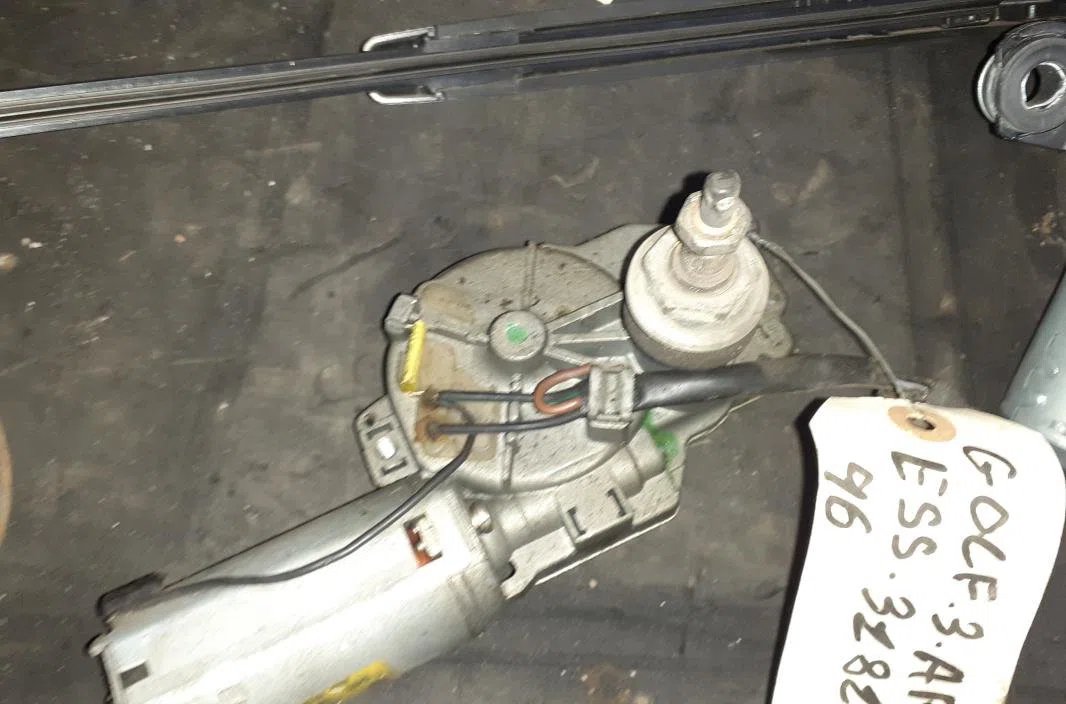 Moteur essuie-glace ar gauche Volkswagen GOLF III (1H1) 1.8 (1991-1997) 5 portes occasion