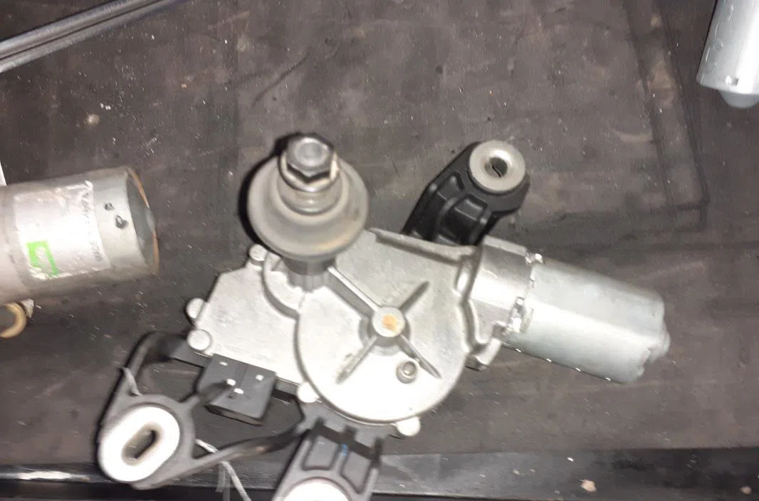 Moteur essuie-glace ar gauche Volkswagen GOLF VI (5K1) 1.6 tdi (2009-2012) 5 portes occasion