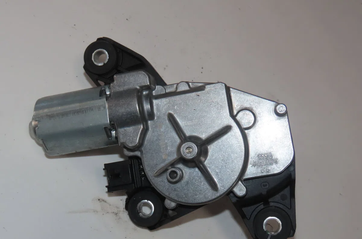 Moteur essuie-glace arrière Renault TWINGO III (BCM_, BCA_) 1.0 sce 70 (2014) 5 portes occasion