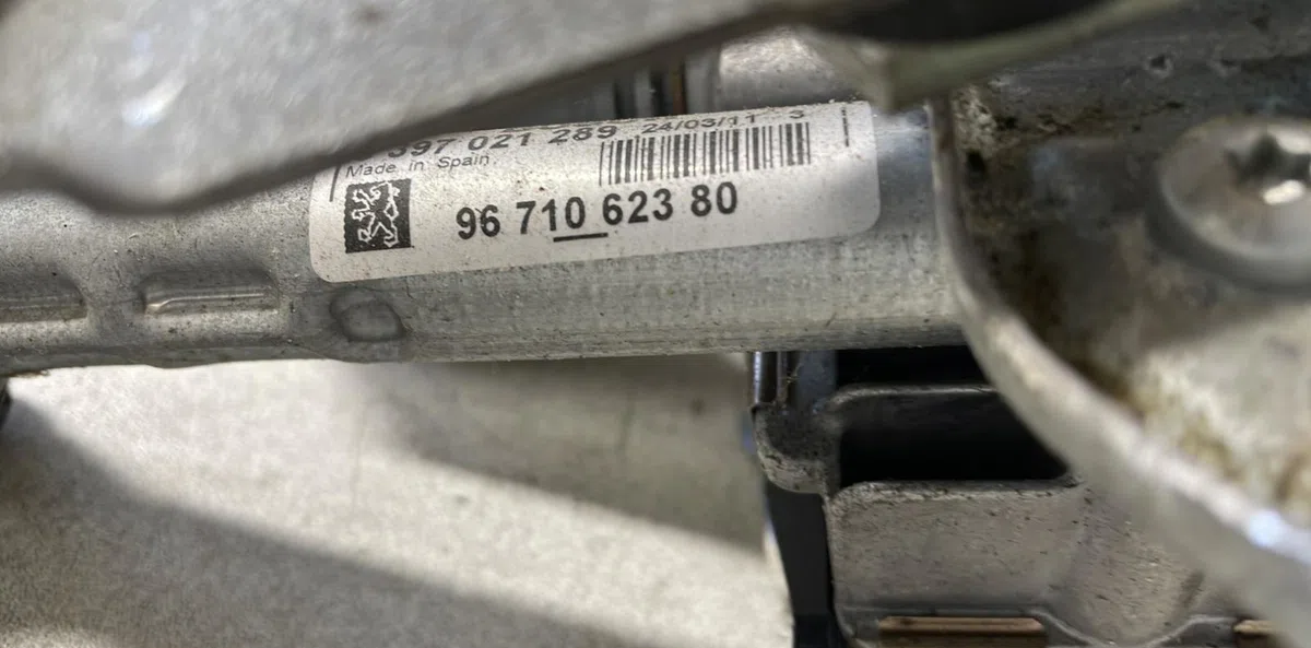 Moteur essuie-glace av droit PEUGEOT 3008 1 PHASE 2 occasion