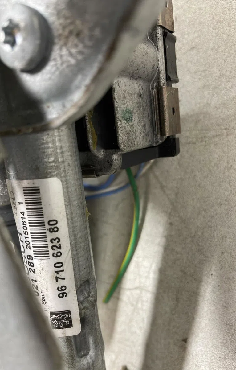 Moteur essuie-glace av droit Peugeot 5008 (0U_, 0E_) 1.6 bluehdi 120 (2014-2017) 5 portes occasion