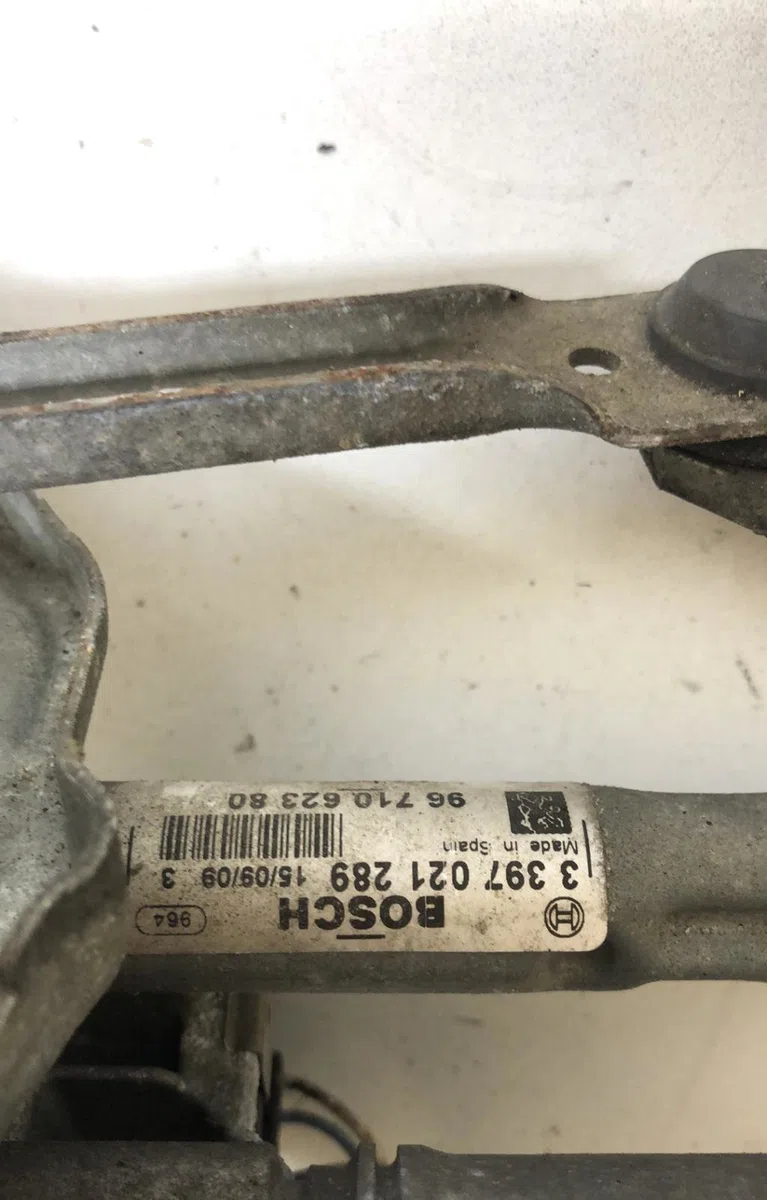 Moteur essuie-glace av droit Peugeot 5008 (0U_, 0E_) 1.6 hdi (2010-2017) occasion
