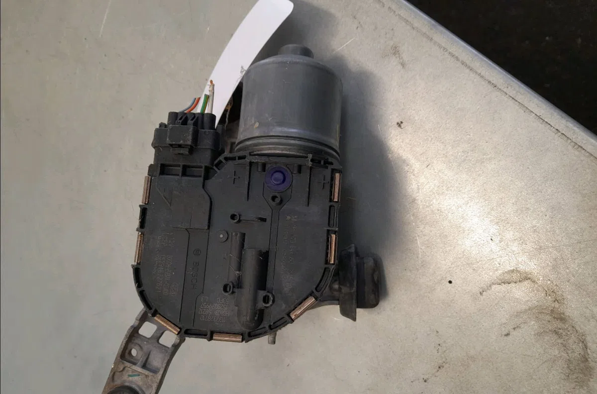 Moteur essuie-glace av droit Volkswagen POLO V (6R1, 6C1) 1.6 tdi (2009) 5 portes occasion