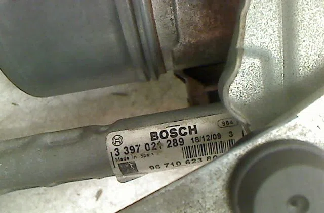 Moteur essuie-glace av gauche Peugeot 5008 (0U_, 0E_) 1.6 hdi (2010-2017) occasion