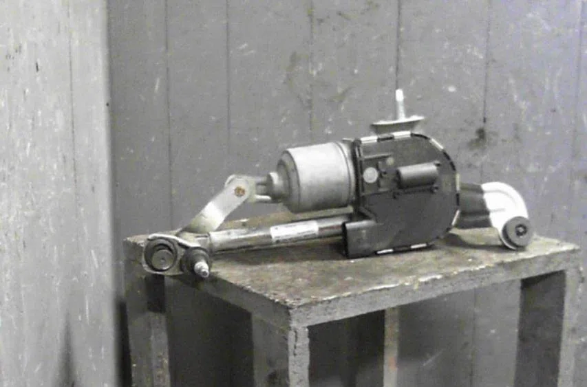 Moteur essuie-glace av gauche VOLKSWAGEN GOLF PLUS PHASE 1 occasion