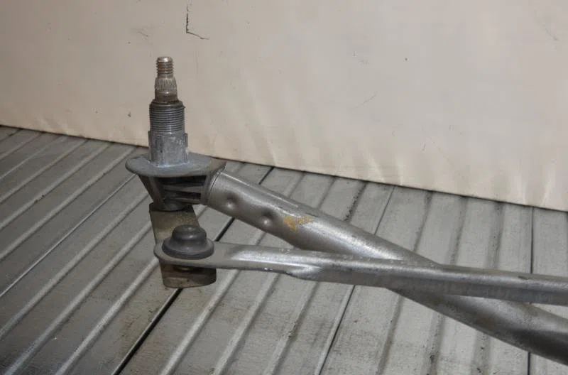 Moteur essuie-glace avant FORD FIESTA 4 PHASE 1 occasion