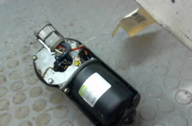 Moteur essuie-glace avant Renault CLIO I (B-C57_, 5-357_) 1.2 (b-c-s572) (1990-1996) occasion