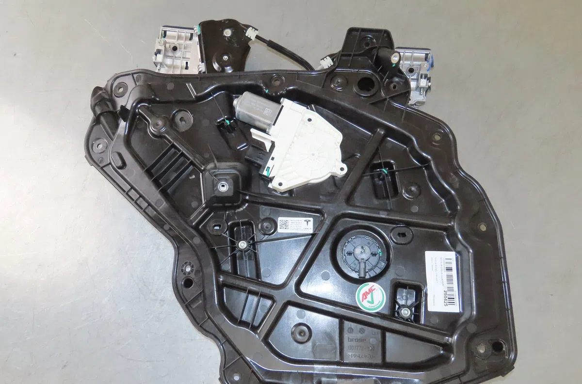 Moteur essuie-glace avant Tesla MODEL Y (5YJY) Ev traction intégrale (2021) 5 portes occasion