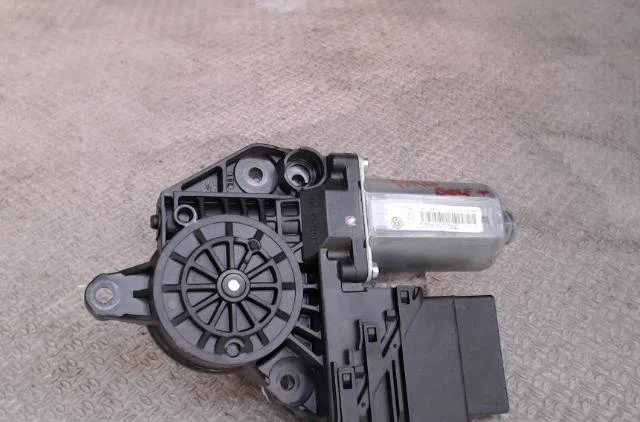 Moteur leve-vitre ard Volkswagen GOLF PLUS V (5M1, 521) 1.9 tdi (2005-2009) 5 portes occasion