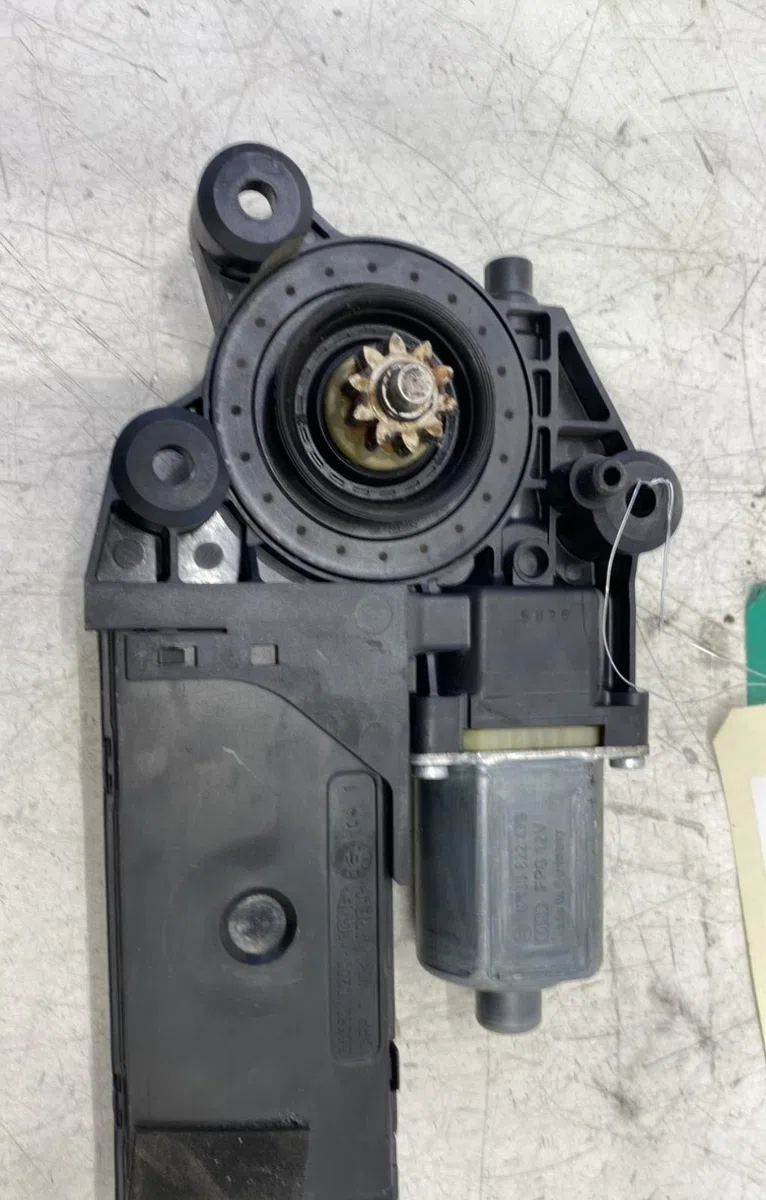 Moteur leve-vitre avg Renault MEGANE III 3-5 portes (BZ0-1_, B3_) 1.5 dci (2009) 5 portes occasion