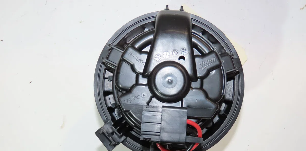 Moteur ventilateur chauffage Renault ARKANA I (LCM_, LDN_) 1.6 e-tech 145 (ldmu) (2020) 5 portes occasion