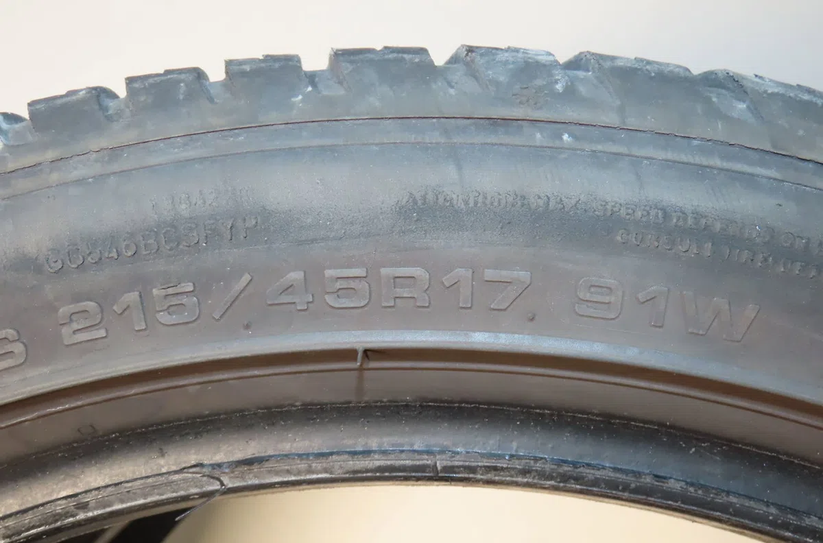 Paire de pneus Opel CORSA E (X15) 1.4 (08, 68) (2014) occasion
