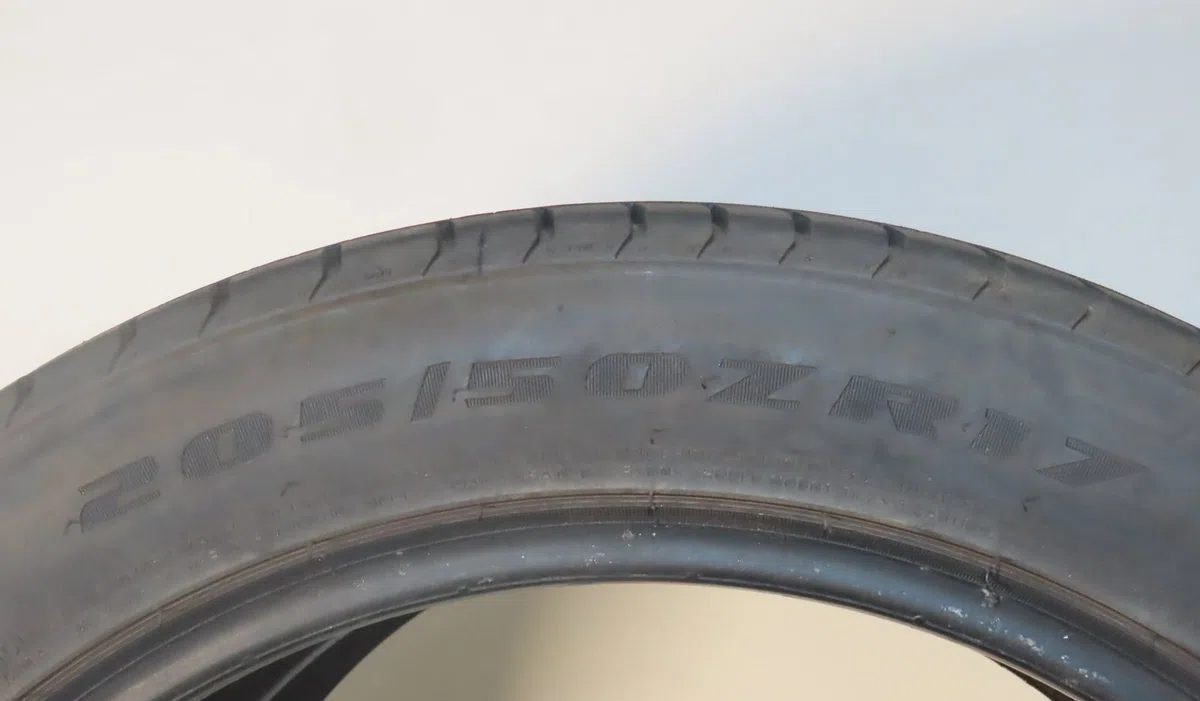 Paire de pneus Peugeot 307 (3A-C) 2.0 16v (2000-2005) occasion