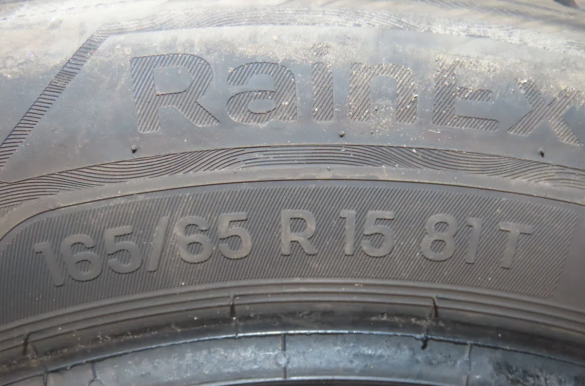 Paire de pneus Renault CLIO III (BR0-1, CR0-1) 1.2 16v (br02, br0j, br11, cr02, cr0j, cr11) (2005-2014) 5 portes occasio