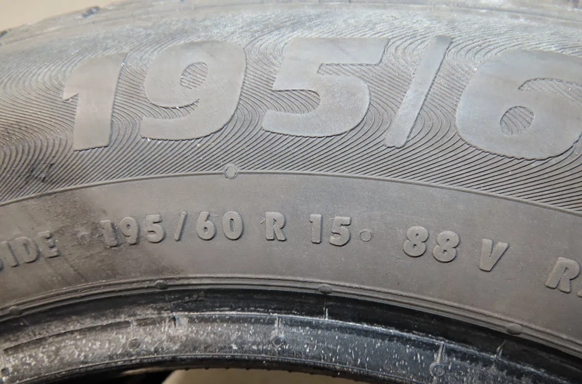 Paire de pneus Toyota COROLLA (_E12_) 1.4 d (nde120_) (2004-2007) 5 portes occasion