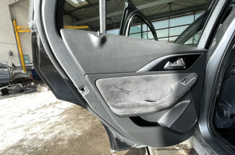 Panneau de porte arriere gauche pour INFINITI Q30