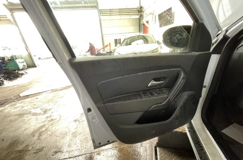 Panneau de porte avant gauche pour DACIA DUSTER 2 PHASE 2