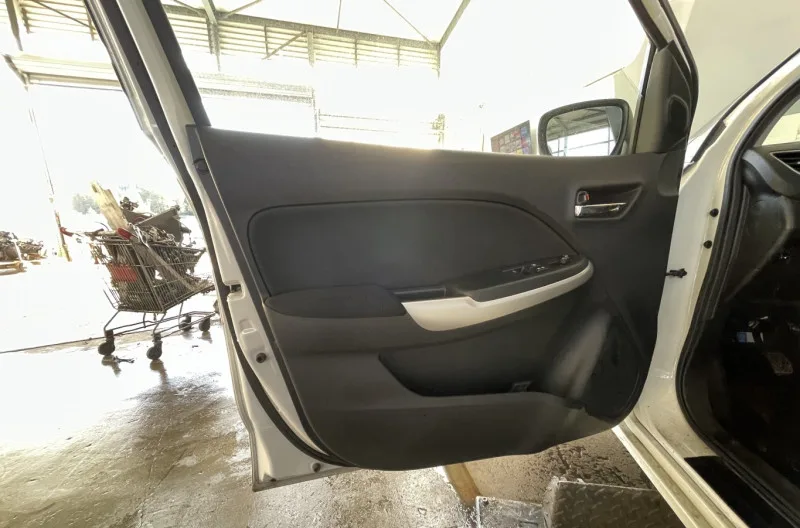 Panneau de porte avant gauche pour SUZUKI BALENO 2