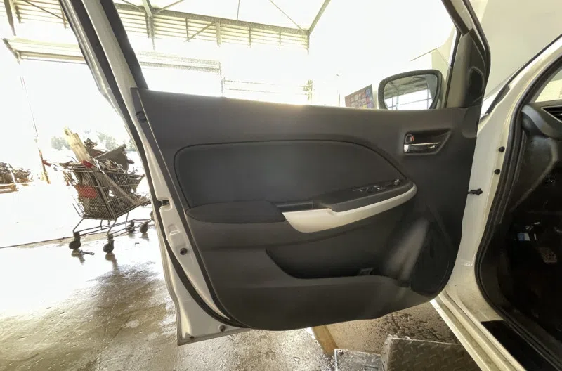 Panneau de porte avant gauche pour SUZUKI BALENO 2