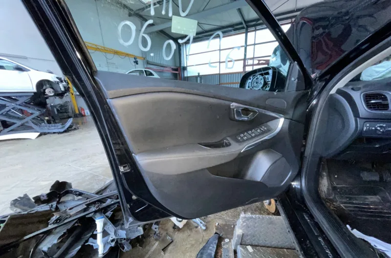 Panneau de porte avant gauche pour VOLVO V 40 2 PHASE 1 BREAK