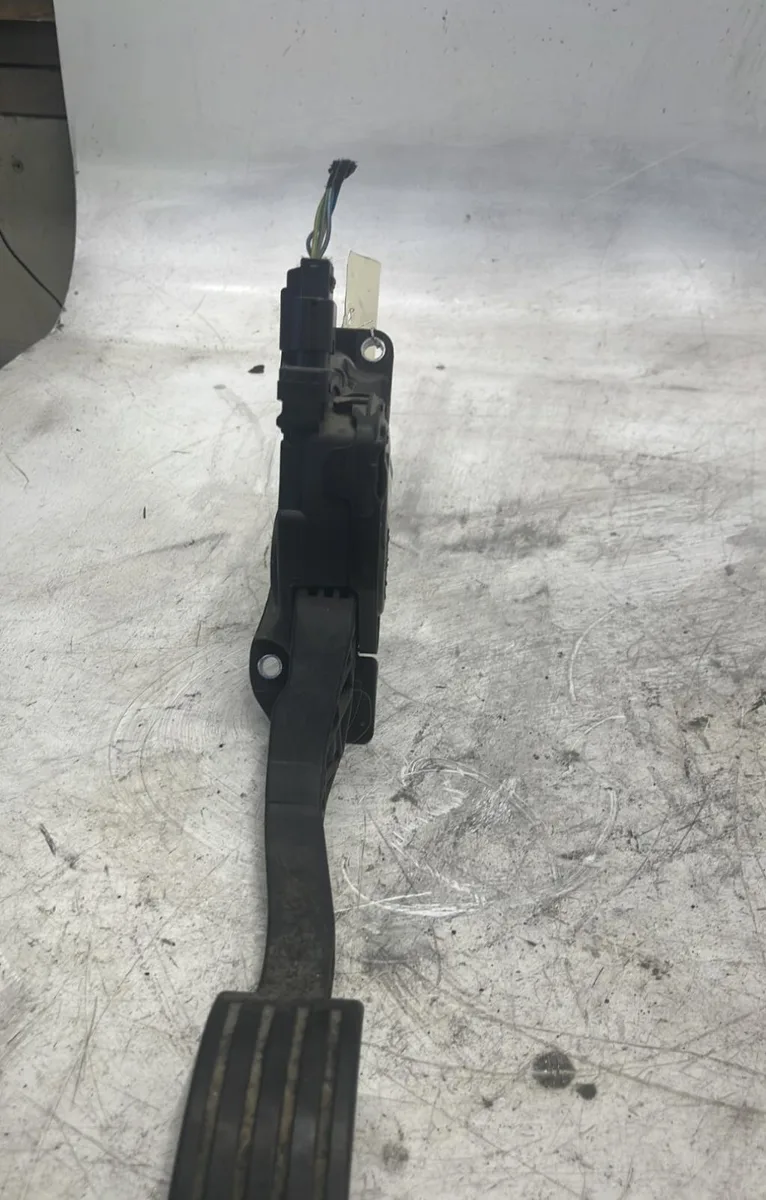 Pedale accelerateur Ford C-MAX II (DXA-CB7, DXA-CEU) 1.6 tdci (2010-2019) 5 portes occasion
