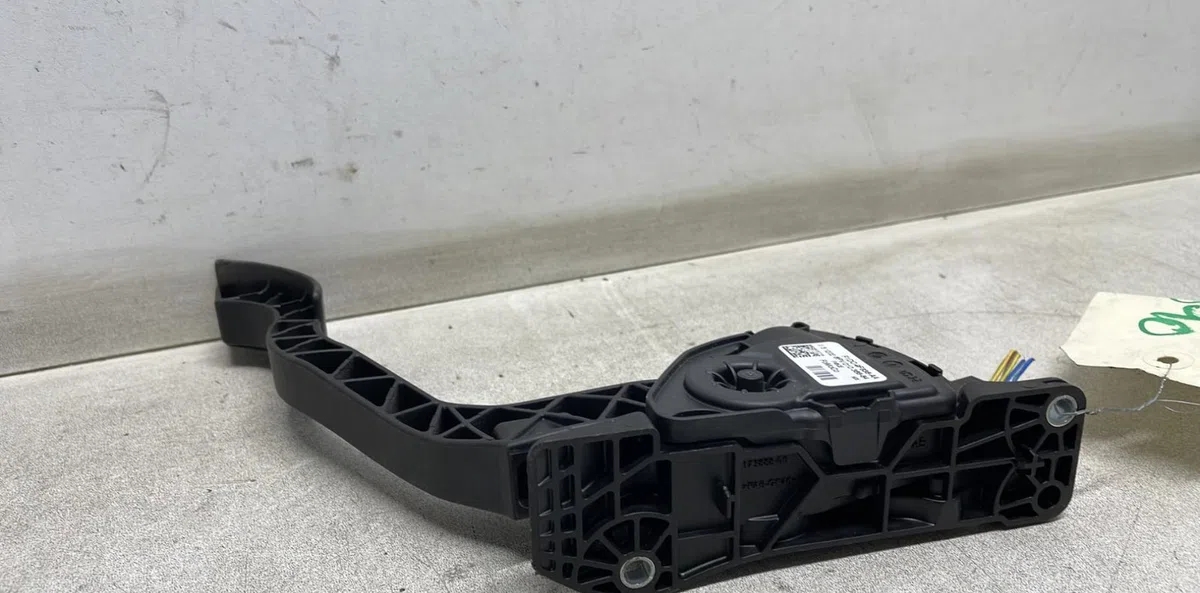 Pedale accelerateur Ford TRANSIT CONNECT V408 Camionnette-Monospace 1.0 flexifuel (2021) occasion