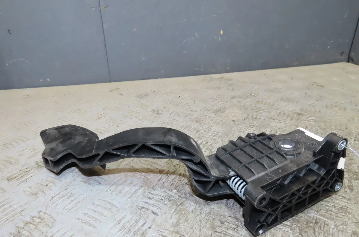 Pedale accelerateur Opel CORSA E (X15) 1.4 turbo (08, 68) (2014-2019) occasion