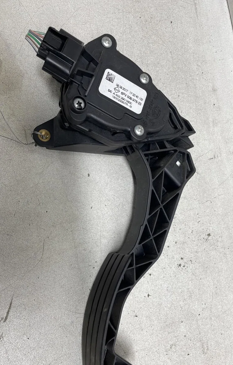 Pedale accelerateur Renault TWINGO III (BCM_, BCA_) 1.0 sce 70 (bcmb) (2015) 5 portes occasion