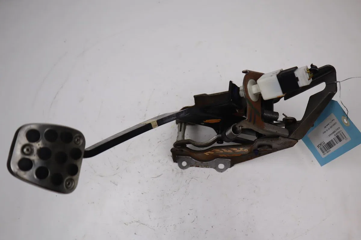 Pedale embrayage Honda CIVIC VIII Hatchback (FN, FK) 1.8 (fn1, fk2) (2005) occasion