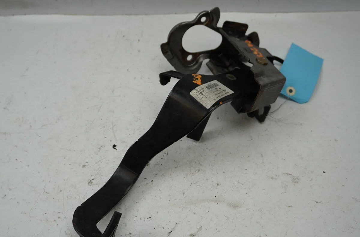 Pedale embrayage Mitsubishi COLT VI (Z3_A, Z2_A) 1.3 (z21a) (2004-2012) occasion
