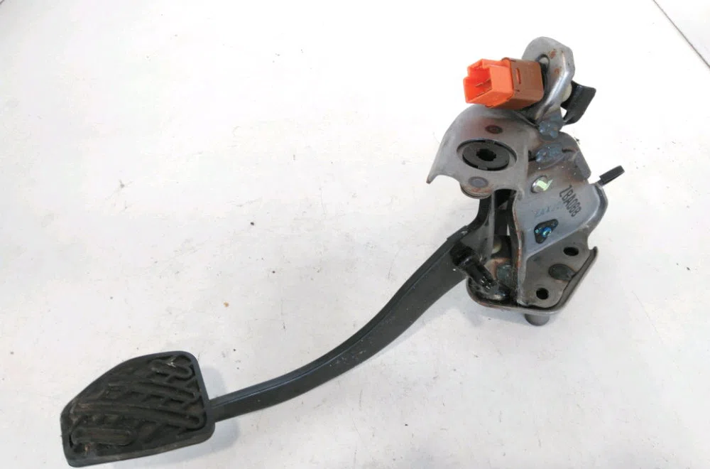 Pedale embrayage Nissan JUKE (F15) 1.5 dci (2010) 5 portes occasion