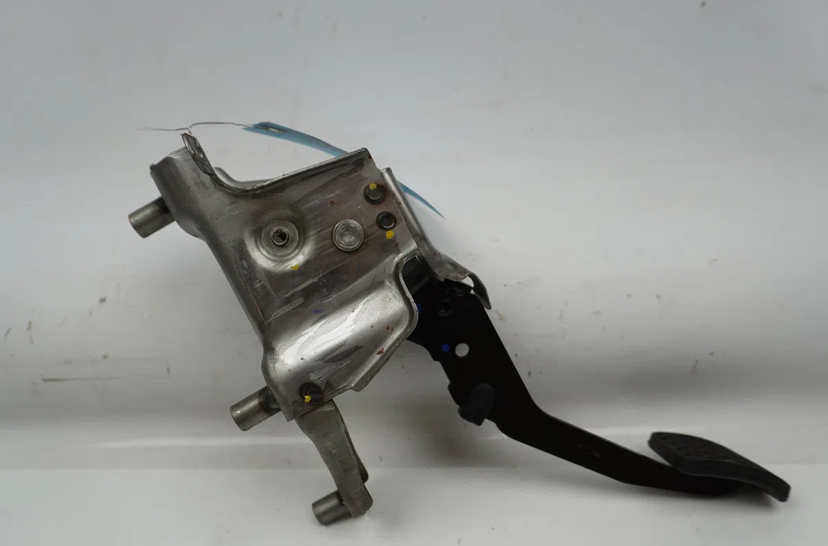 Pedale embrayage Nissan MICRA IV (K13K) 1.2 (2010-2015) occasion