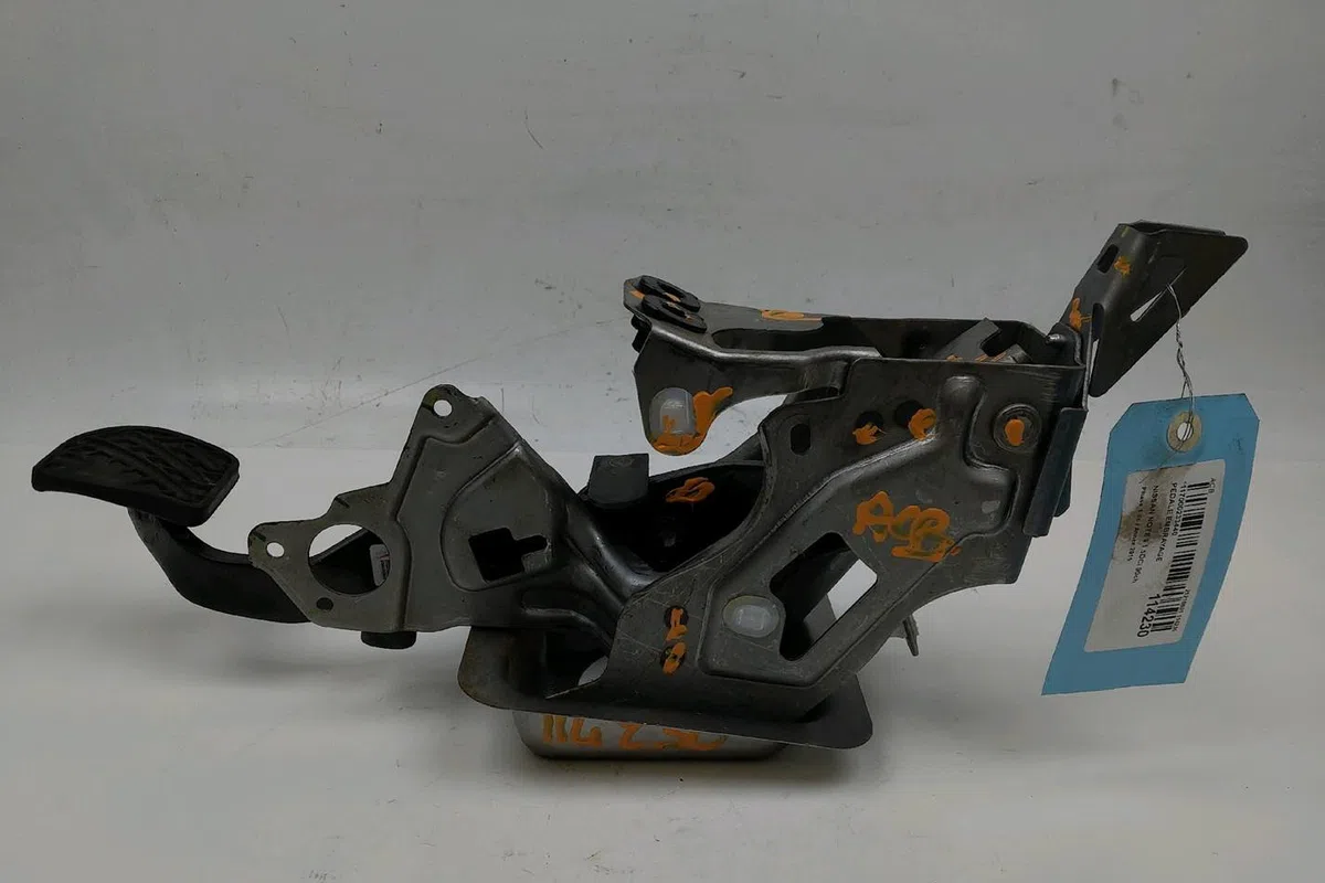 Pedale embrayage Nissan NOTE (E12) 1.5 dci (2013) occasion