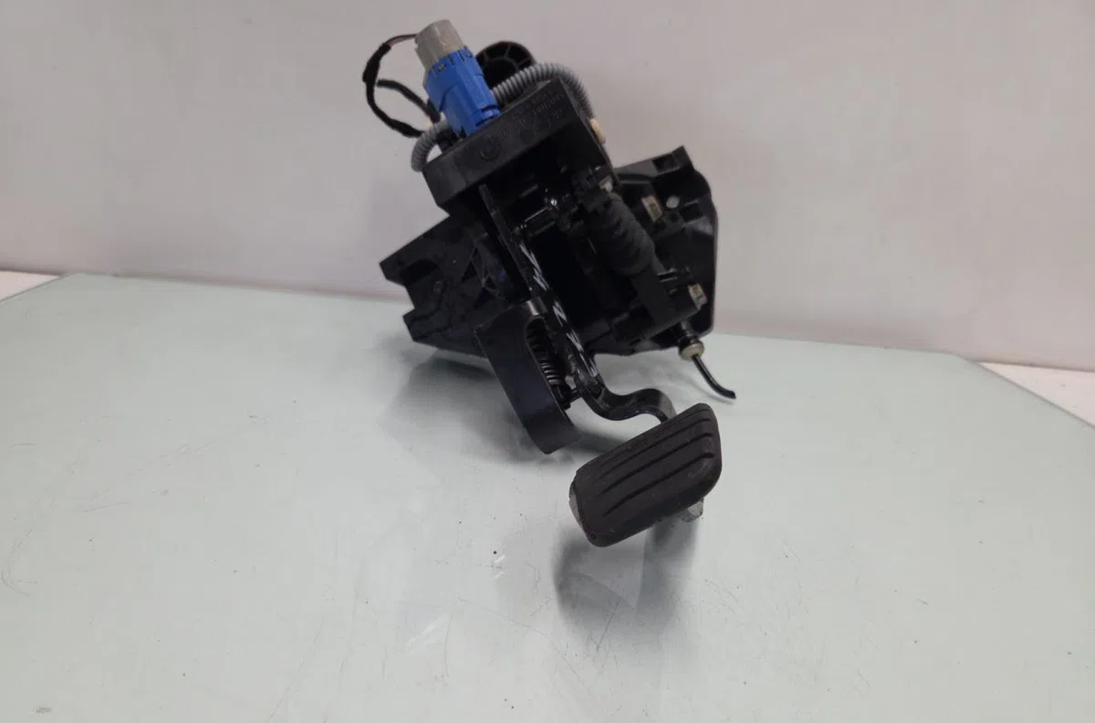 Pedale embrayage NISSAN NV300 occasion