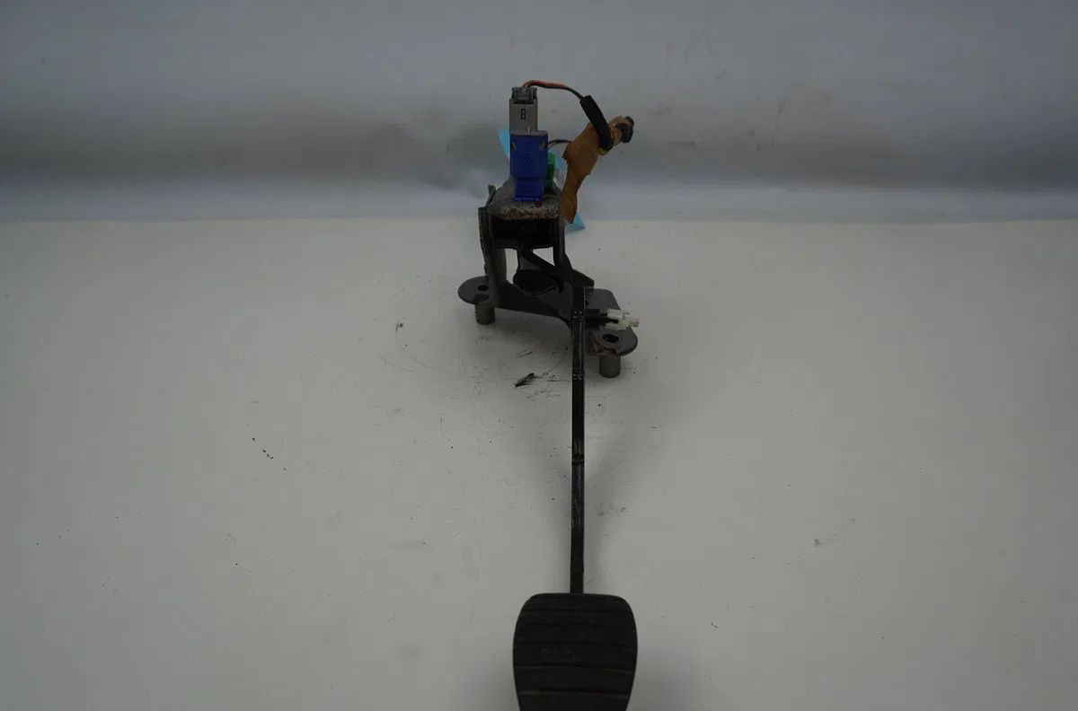 Pedale embrayage Renault CLIO III (BR0-1, CR0-1) 1.4 16v (2005-2012) occasion
