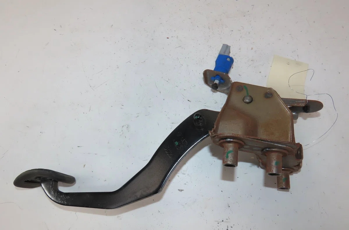 Pedale embrayage Renault CLIO III Grandtour (KR0-1_) 1.2 16v (kr02, kr0j) (2008-2014) occasion