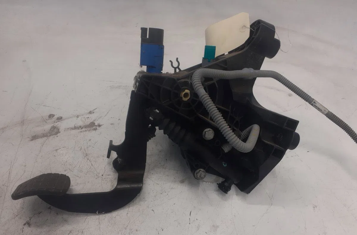 Pedale embrayage Renault TRAFIC III Camionnette (FG_) 1.6 dci 120 (fgmb) (2014) occasion
