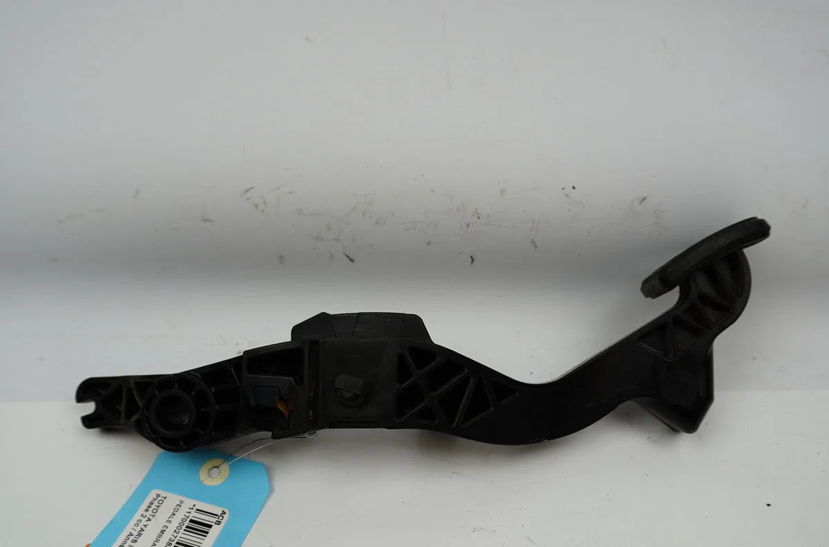 Pedale embrayage Toyota YARIS (_P9_) 1.0 vvt-i (ksp90_) (2005-2011) 5 portes occasion