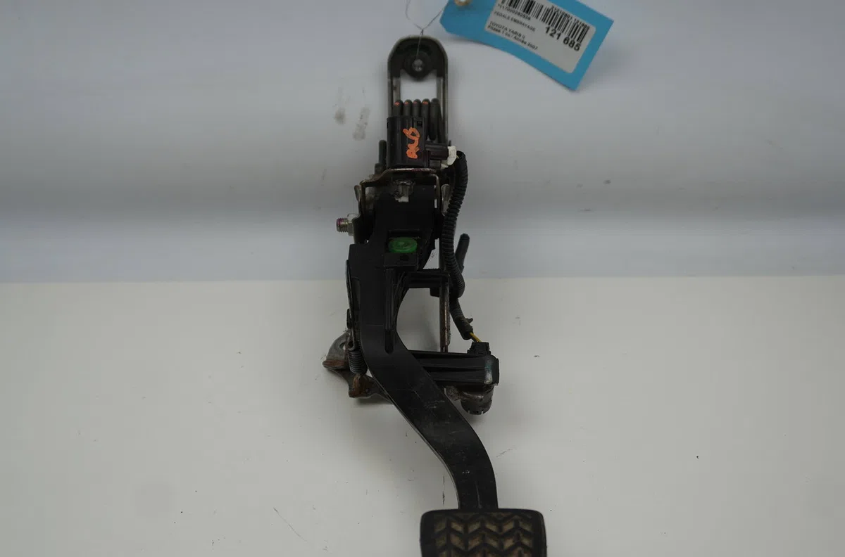 Pedale embrayage Toyota YARIS (_P9_) 1.4 d-4d (nlp90_) (2005-2012) occasion