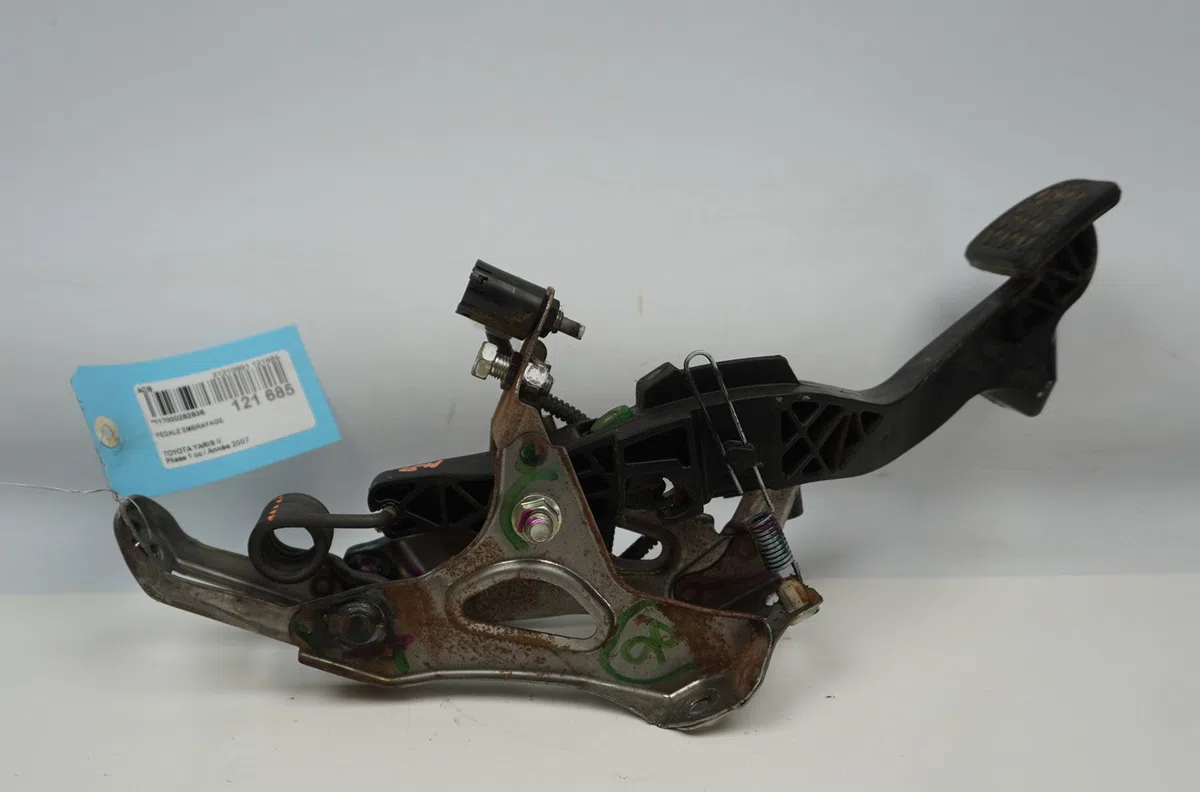 Pedale embrayage Toyota YARIS (_P9_) 1.4 d-4d (nlp90_) (2005-2012) occasion